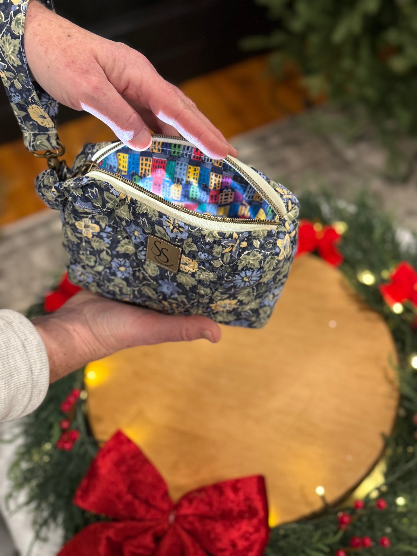 Wristlet Trove floral