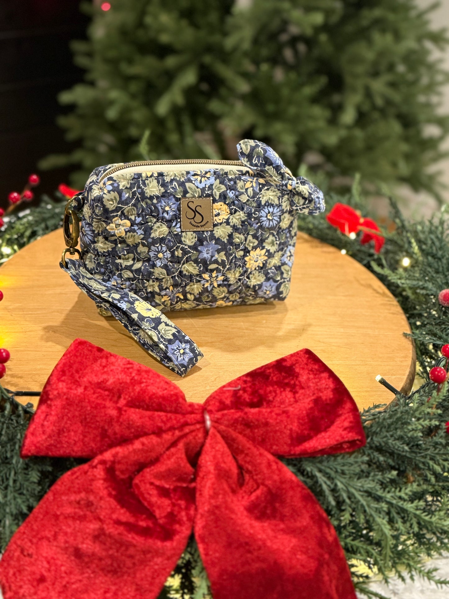 Wristlet Trove floral