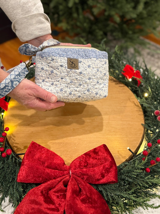 Wristlet Trove ocean blue