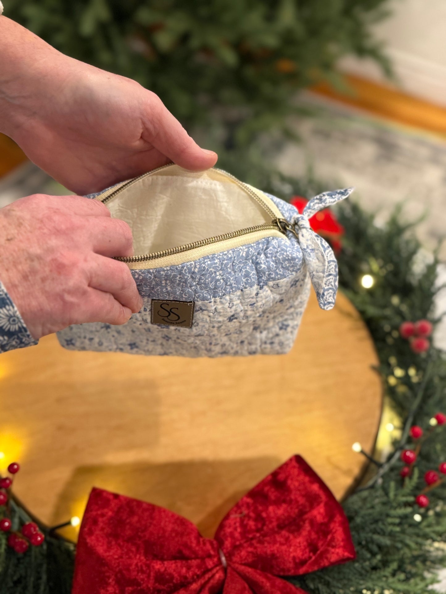 Wristlet Trove ocean blue